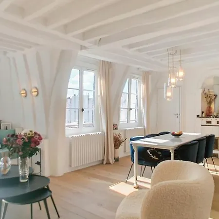 Chic A La Parisienne, - Marais Apartment Paris