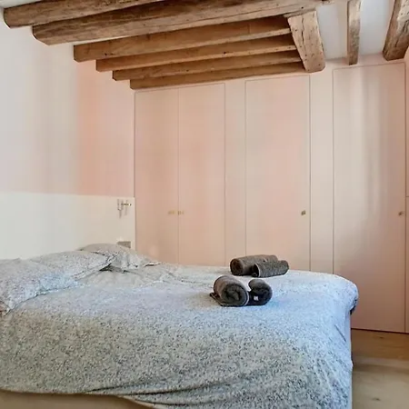 Chic A La Parisienne, - Marais Apartment *