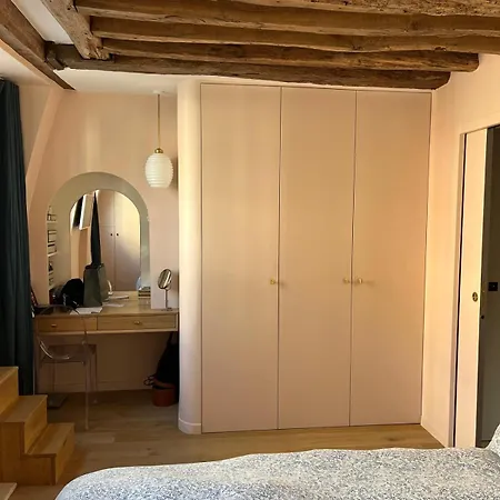 Chic A La Parisienne, - Marais Apartment Paris