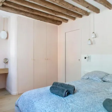 Chic A La Parisienne, - Marais Apartment *